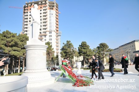 Gürcü qonaqlar Abşeronda ulu öndər Heydər Əliyevin abidəsini ziyarət edərək önünə gül dəstəsi qoydular.