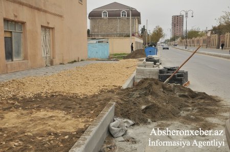 Xırdalanın Heydər Əliyev prospektində səkilərin yenilənməsi işləri həyata keçirilir.