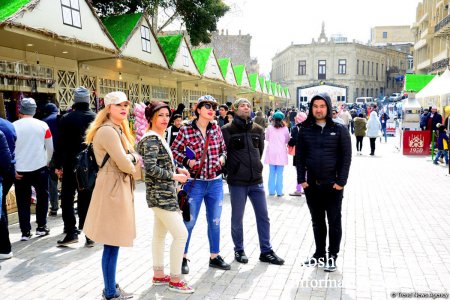 Bakıya gələn turistlər də Novruz bayramını qeyd edir 