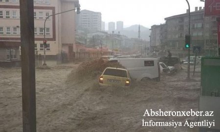 Ankaranı sel basıb: xəsarət alanlar var 
