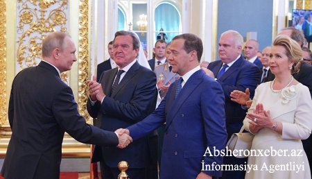 Putin baş nazir postuna Medvedevi irəli sürdü