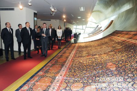 Azərbaycan Prezidenti İlham Əliyev Xalça Muzeyinin yeni binasında sərgilərin tərtibatının təşkili ilə tanış olmuşdur