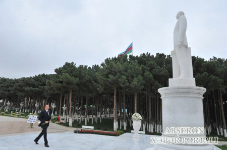 İlham Əliyev Xırdalanda ümummilli lider Heydər Əliyevin abidəsini ziyarət edib