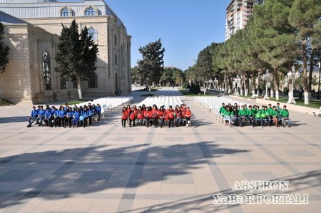 Xırdalanda  gənclər bayraq “flashmob”u keçirdi