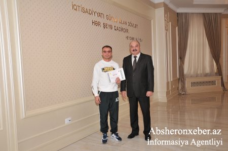Prezident Abşeron idmançılarına ev və pul mükafatı verdi