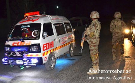 Pakistanda festival zamanı səhnəyə qumbara atılması nəticəsində 24 nəfər yaralanıb.
