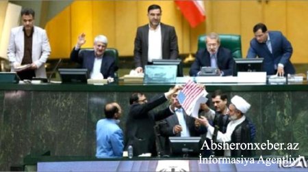 İranda deputatlar ABŞ bayrağını yandırdı