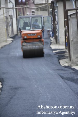 Xırdalanda qazıntı işləri aparılan küçələrə asfalt döşənir-Fotolar