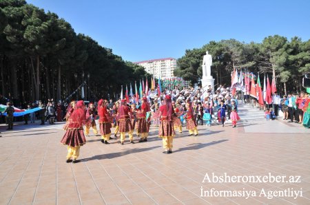 Abşeronda 10 minə yaxın insanın iştirakı ilə Dövlət Bayrağı Günü qeyd edildi - FOTOLAR