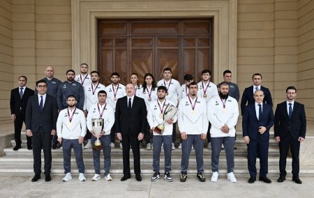 Prezident Azərbaycan güləşçilərinin tarixi uğurunu yüksək qiymətləndirdi